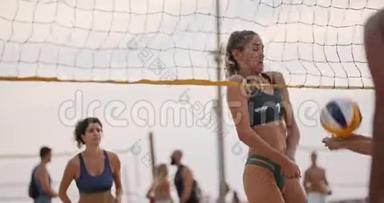 日落时分，女子<strong>打沙滩排球</strong>的动作缓慢
